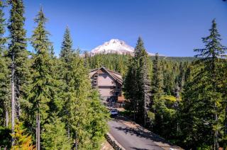 Terrific Mt Hood condo with gas fireplace balcony view & shared pool & hot tub - Government Camp - 7