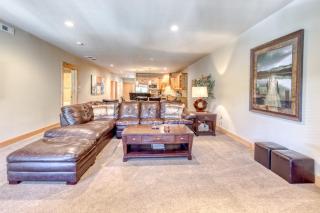 Luxury Govt Camp condo with fireplace updated amenities & shared pool & hot tub - Government Camp - 4