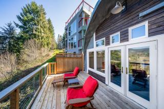 Unique Dog-Friendly Riverfront Cottage with Free WiFi Views & Hot Tub - 1