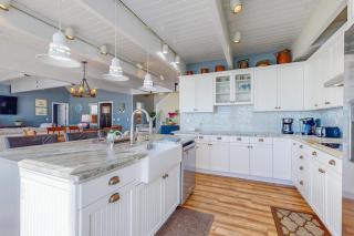 Oceanfront home with incredible Pacific view private hot tub deck grill & W&D - 1