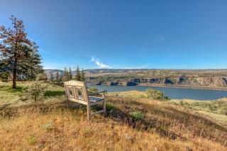 Dog-friendly 2-level gorge view home with hot tub lovely deck central AC W&D - 9