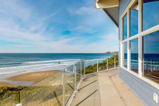 Oceanfront home with easy beach access and great location in town - 9