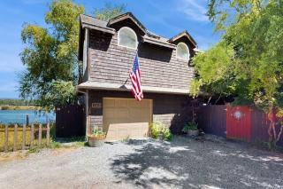 Delightful Riverfront House with Deck Gas Grill Washer & Dryer - 6