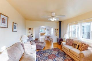 One block to the ocean & Nye Beach Sunny home with fireplace foosball & WiFi - 6