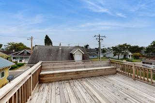 Large home 1 block from the beach with ocean view game room fireplace & WiFi - 9