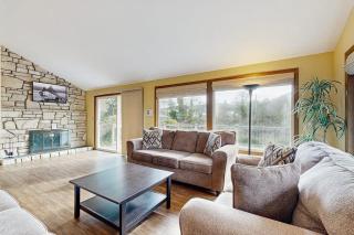 Charming riverfront home with deck WiFi streaming W&D - 7 blocks to the beach - 9