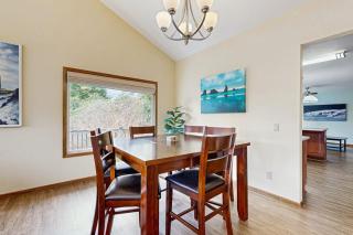Charming riverfront home with deck WiFi streaming W&D - 7 blocks to the beach - 5