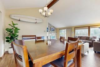 Charming riverfront home with deck WiFi streaming W&D - 7 blocks to the beach - 3