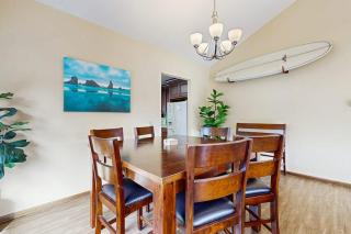 Charming riverfront home with deck WiFi streaming W&D - 7 blocks to the beach - 4
