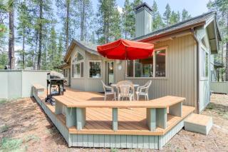 Large Sunriver Home in Quiet Neighborhood with Private Hot Tub & Free SHARC Access - 0