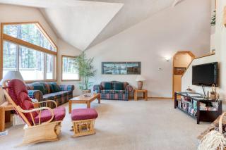 Large Sunriver Home in Quiet Neighborhood with Private Hot Tub & Free SHARC Access - 8