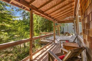 Recently remodeled riverfront home with fireplace firepit & W&D - dog-friendly - 0