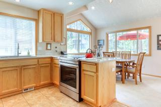 Large Sunriver Home in Quiet Neighborhood with Private Hot Tub & Free SHARC Access - 2