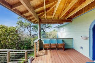 Family-friendly home with ocean views with ping pong foosball fireplace deck - 9