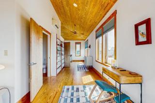 Family-friendly home with ocean views with ping pong foosball fireplace deck - Newport - 2