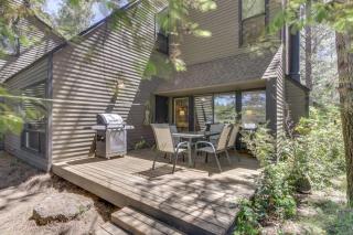 Dog-friendly condo with 6 SHARC passes & great golf course views - 9