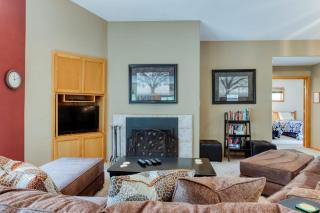 Sophisticated home with a private hot tub pool table bikes & SHARC Passes - 9