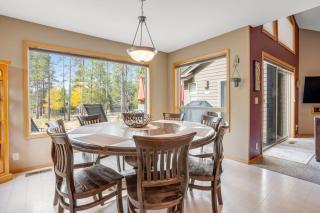 Sophisticated home with a private hot tub pool table bikes & SHARC Passes - 7