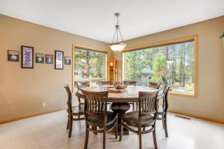 Sophisticated home with a private hot tub pool table bikes & SHARC Passes - 5