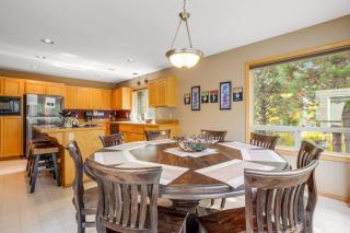Sophisticated home with a private hot tub pool table bikes & SHARC Passes - 4