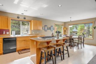 Sophisticated home with a private hot tub pool table bikes & SHARC Passes - 3