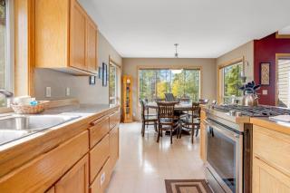 Sophisticated home with a private hot tub pool table bikes & SHARC Passes - 2