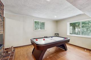 Creekside cabin with water view deck jetted tub & game room - near Mt Hood - 7