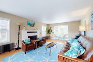 Coastal beach retreat with deck grill fireplace washer&dryer and free WiFi - 5
