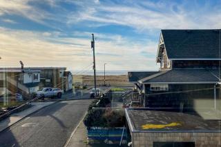 Ocean view home with WiFi gas fireplaces private washer&dryer and foosball - 9