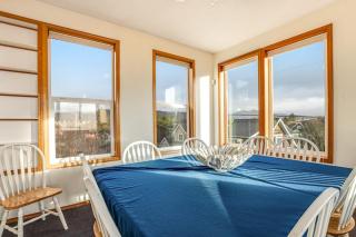 Ocean view home with WiFi gas fireplaces private washer&dryer and foosball - 4