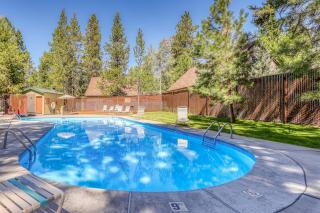 Updated Townhome with Golf Course Views & Private Hot Tub 8 SHARC Passes - 6