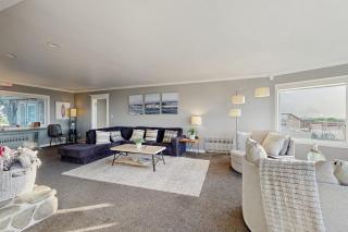 Dog-Friendly Oceanfront Home with Free WiFi Full Kitchen & Outdoor Fireplace - 4