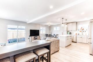 Modern home with fenced yard 4 blocks from the beach & downtown - 6