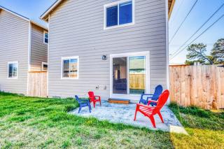 Modern home with fenced yard 4 blocks from the beach & downtown - 7