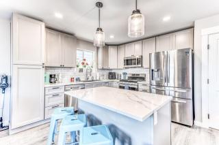 Modern home with fenced yard 4 blocks from the beach & downtown - 4