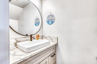 Modern home with fenced yard 4 blocks from the beach & downtown - 1