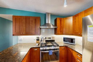 Beach getaway - sunny patio modern kitchen fast WiFi - walk to ocean dogs ok - 4