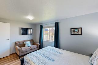 Beach getaway - sunny patio modern kitchen fast WiFi - walk to ocean dogs ok - 2