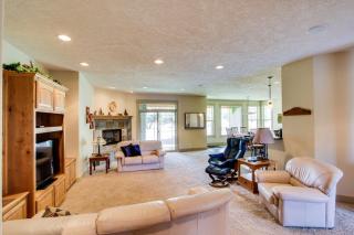 Enormous Eagle Crest home with private hot tub shared pool & resort amenities - 5