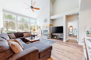 Dog-Friendly Home with Private Hot Tub High-Speed WiFi Shared Pool & Central AC - 9
