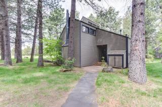 Dog-friendly Sunriver Condo with Great Location & View SHARC Passes - 9