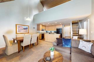 Dog-friendly Sunriver Condo with Great Location & View SHARC Passes - 4