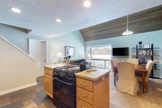 Dog-friendly Sunriver Condo with Great Location & View SHARC Passes - 1