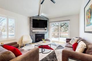 Bright beautiful townhome at Eagle Crest next to golf course with Wifi fireplace - 0
