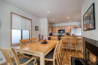 Golf course-view townhome with private hot tub & SHARC access - 2