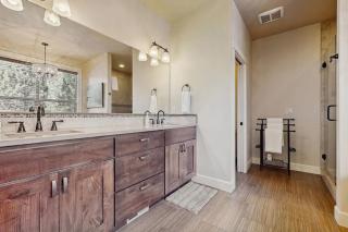 Modern family friendly home with fireplace - shared hot tub pool & tennis courts - 1