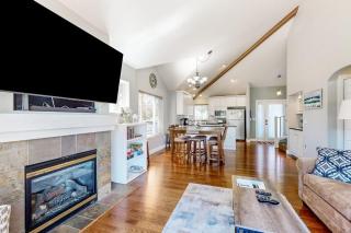 Relaxation & Adventure in Eagle Crest - Charming Townhouse with Resort Amenities - Redmond - 3