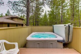Cozy Sunriver Home with Hot Tub Wood Stove SHARC Passes - 9