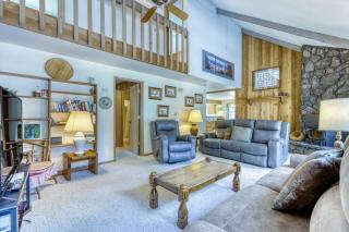 Cozy Sunriver Home with Hot Tub Wood Stove SHARC Passes - 7