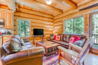 Lodge with Two Decks & Great Location Close to Lake and Skiing - 9
